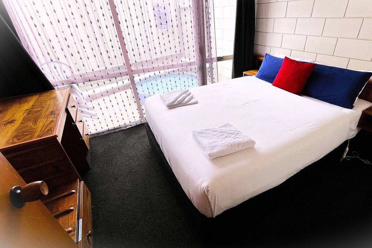 In-room safe, desk, soundproofing, WiFi (free)