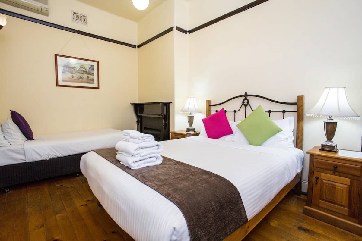 Habitación triple | Sábanas de algodón egipcio, ropa de cama de alta calidad y minibar