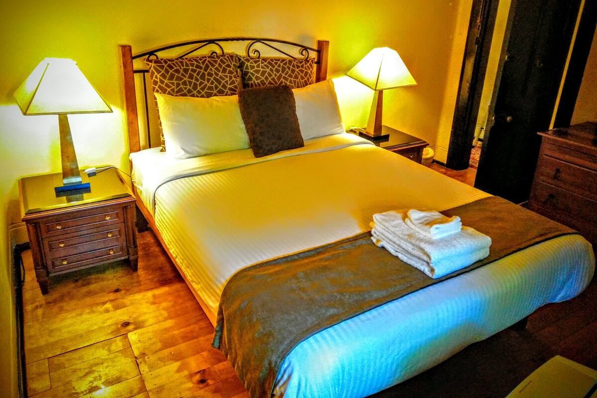 Egyptian cotton sheets, premium bedding, minibar, soundproofing