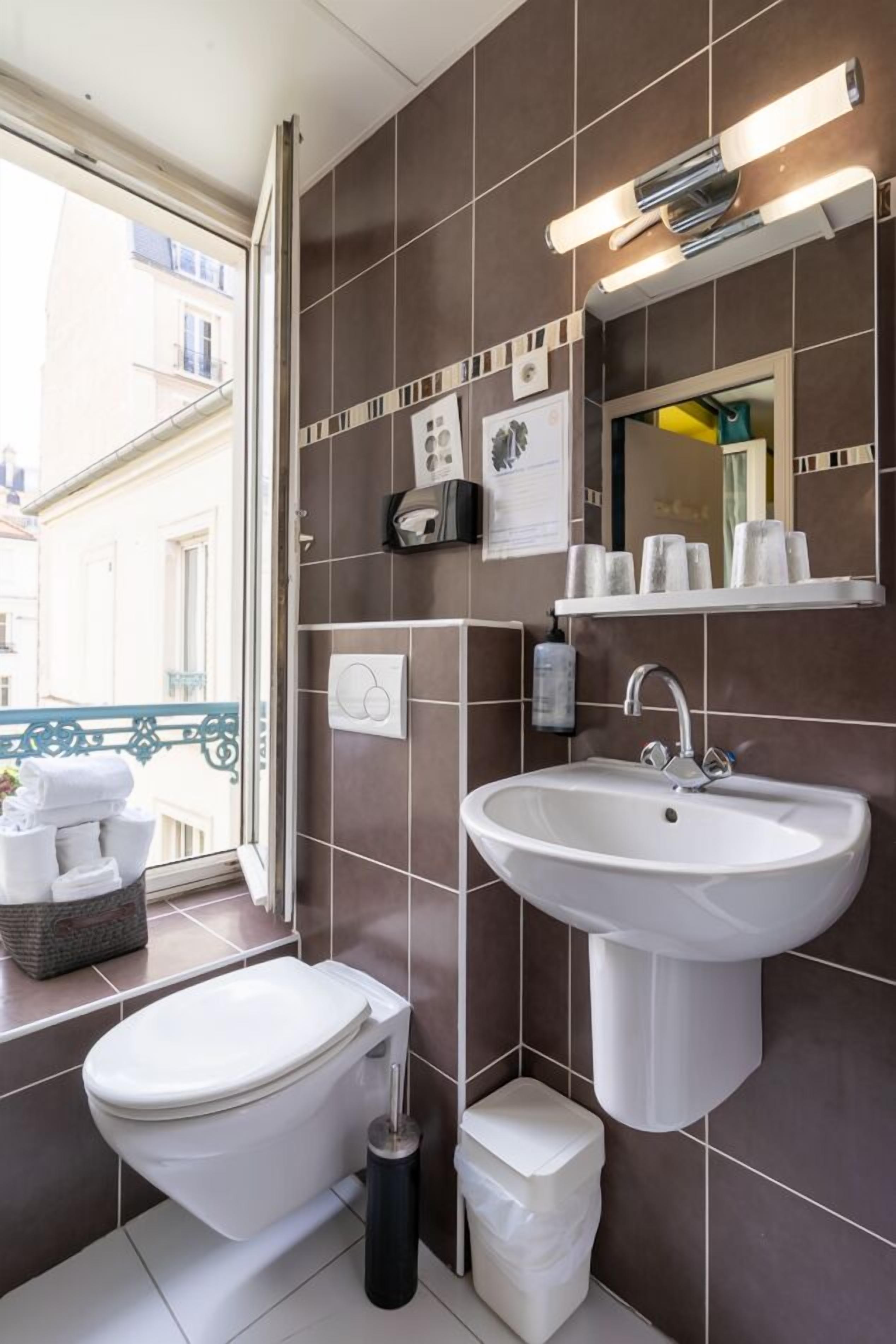 triple room | bathroom | free toiletries, hair dryer, towels