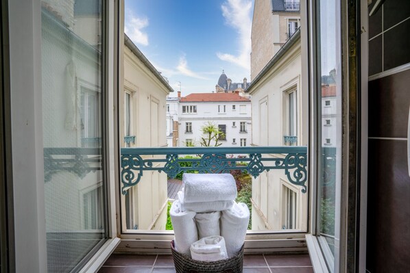 Triple Room | Individually decorated, blackout drapes, free WiFi, bed sheets - Nouvel Hôtel Paris (Paris)