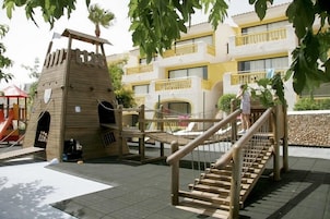 Zona de juegos infantil al aire libre