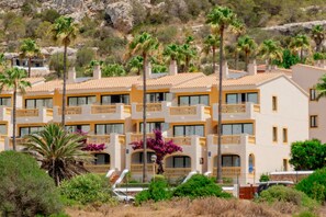 Tæt på stranden, hvidt sand, badehåndklæder