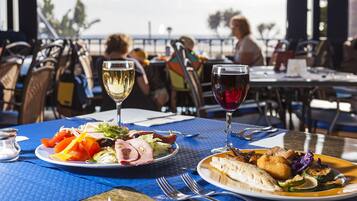 2 restaurants, breakfast, lunch, dinner served; international cuisine