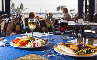 2 restaurants, breakfast, lunch, dinner served; international cuisine