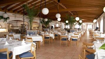 2 restaurants, breakfast, lunch, dinner served; international cuisine