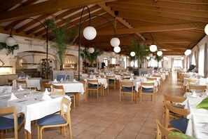 2 개의 레스토랑, 아침 식사, 점심 식사, 저녁 식사 제공(세계 요리)