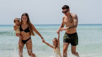 In Strandnähe, weißer Sandstrand, Strandtücher