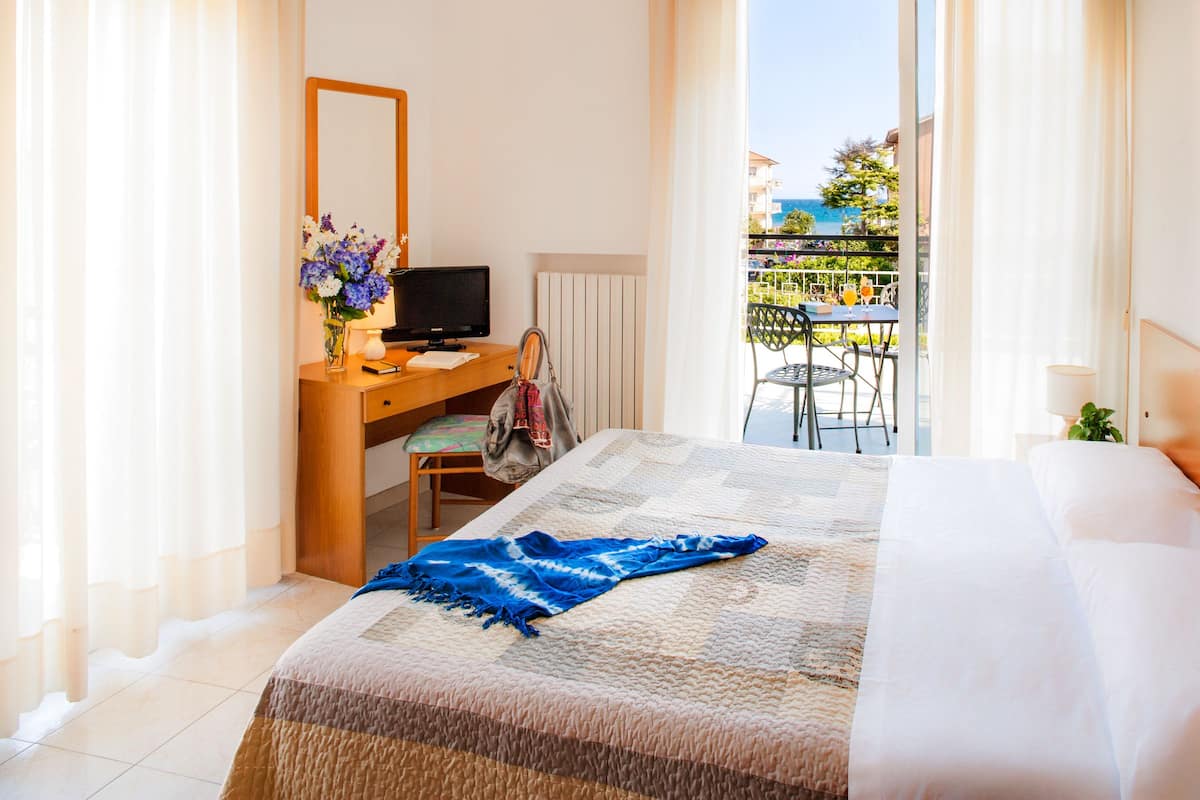 economy double room | in-room safe, desk, soundproofing, free cots/infant beds