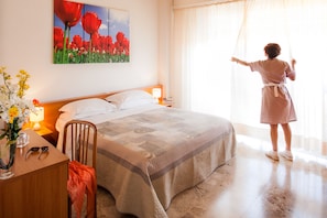 Economy Double Room | Peti besi dalam bilik, meja, kalis bunyi, katil bayi/kot (percuma) 