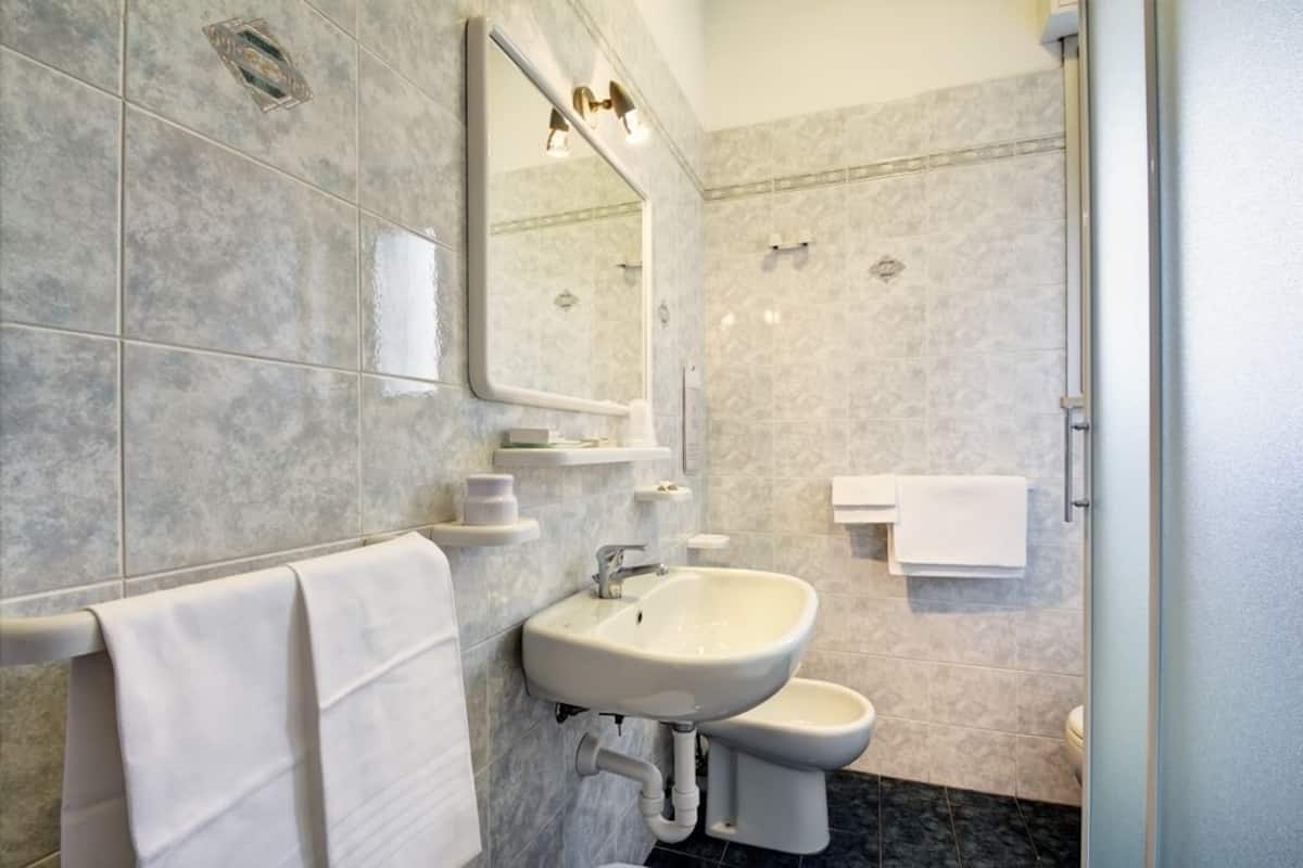 triple room | bathroom | shower, hair dryer, bidet, towels