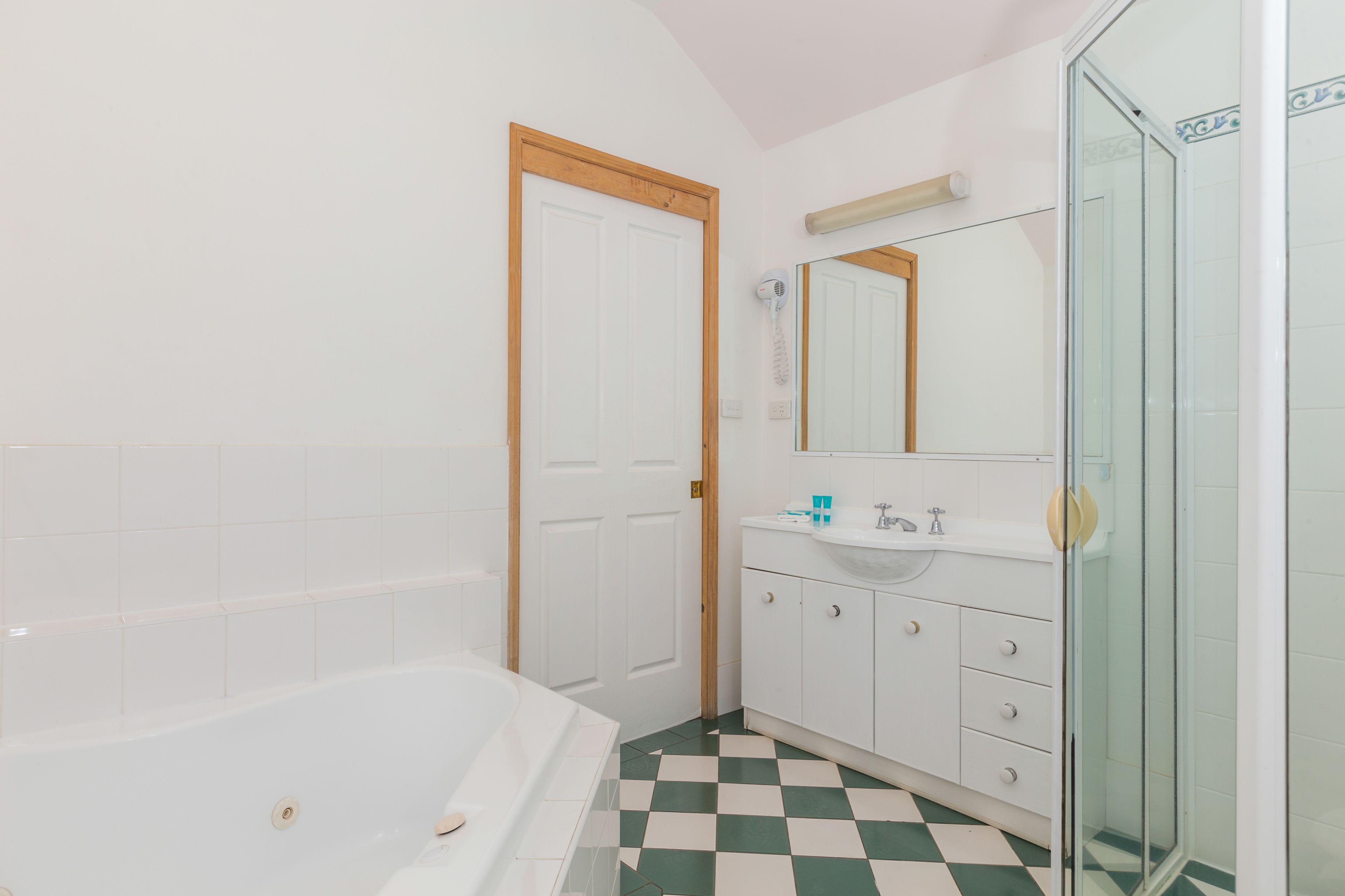 免費盥洗用品、毛巾、衛生紙