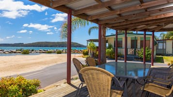 Villa, vista al puerto | Baño | Regadera, secadora de cabello, toallas