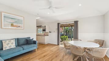 Deluxe 3 Bedroom Cabin | Living area