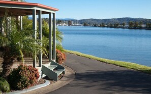 Un espacio al aire libre cubierto con vistas a un lago y colinas distantes.