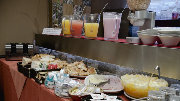 Daily continental breakfast for a fee - Tucumán Palace Hotel (Buenos Aires)