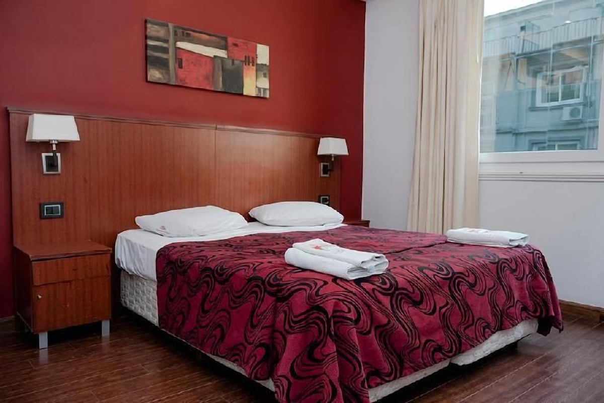 Edredón, camas con pillow-top y caja de seguridad en la habitación 