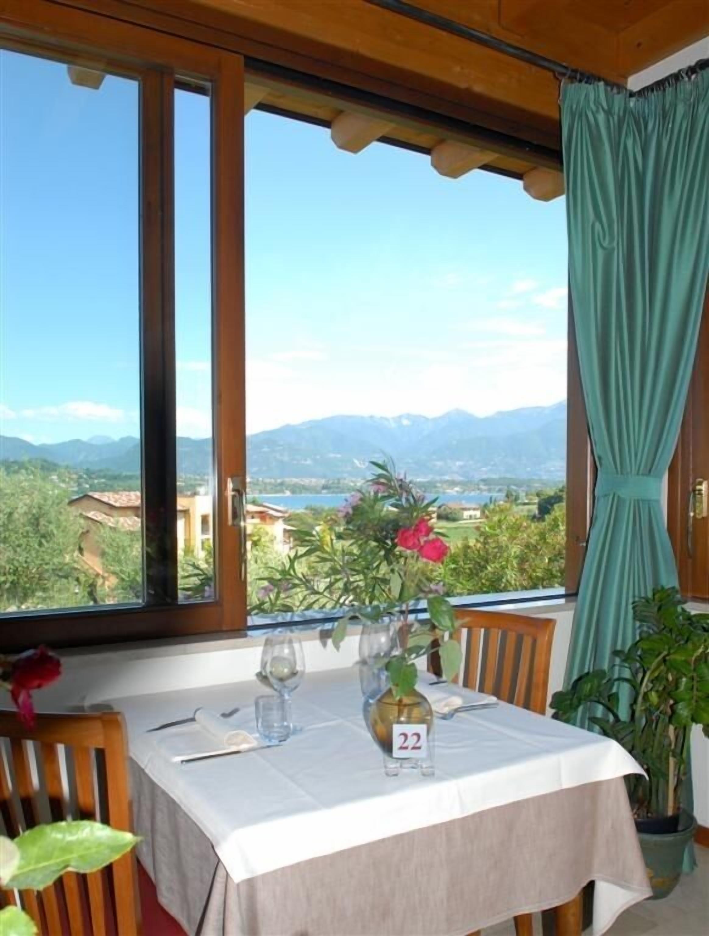 Breakfast, lunch, dinner served; Italian cuisine 