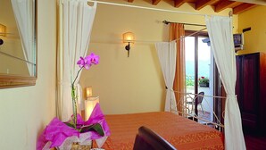 Combined shower/bathtub, free toiletries, hair dryer, towels - Locanda da Vittorio (Manerba del Garda)