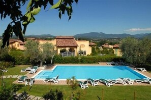 Piscine extérieure, chaises longues
