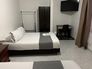 Con arredamento individuale, una scrivania