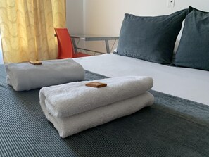 Individually furnished, desk, cots/infant beds, rollaway beds - Hotel Pasajero Suites Corferias (Bogota)