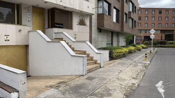 Shower, rainfall showerhead, free toiletries