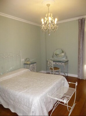 Standard Double Room | Individually decorated, individually furnished, desk, laptop workspace - Le Petit Paris (Seville)