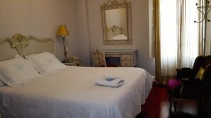 Standard Double Room | Individually decorated, individually furnished, desk, laptop workspace - Le Petit Paris (Seville)
