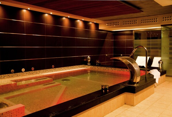 Deep soaking bathtub