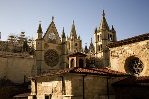 Una catedral històrica amb arquitectura gòtica, incloent arcs apuntats i una gran rosassa.