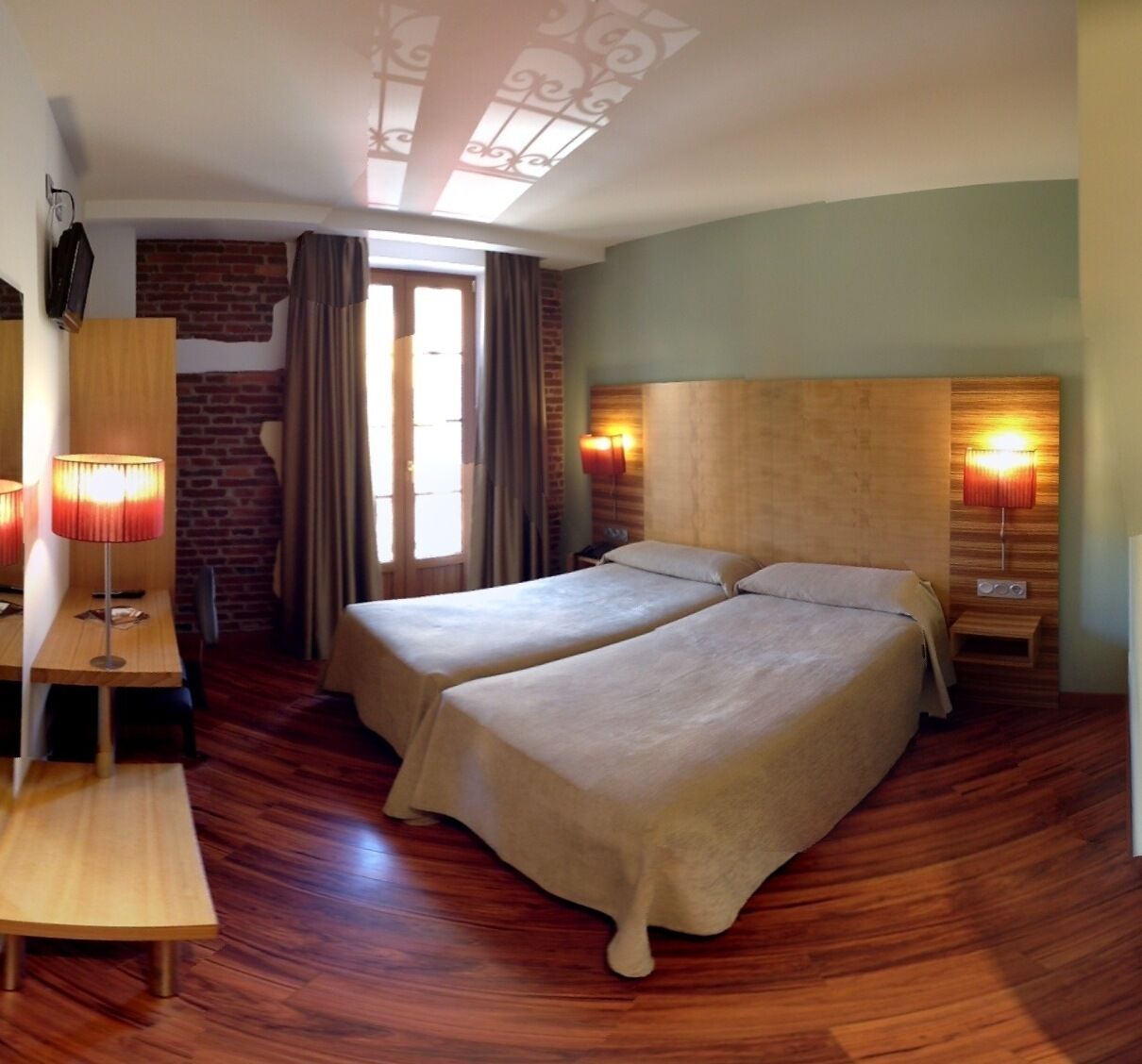 Habitació doble | Caixa forta a l'habitació, escriptori i habitacions insonoritzades 