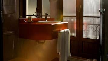 Douche, articles de toilette gratuits, sĂšche-cheveux