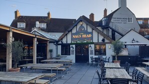 El Nags Head, un pub con terraza y un letrero que indica habitaciones para carvery y un bar restaurante.
