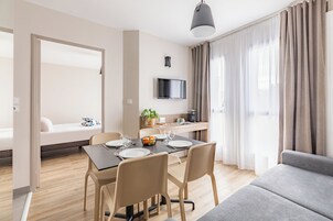 Escritorio, tabla de planchar con plancha, wifi gratis y ropa de cama 