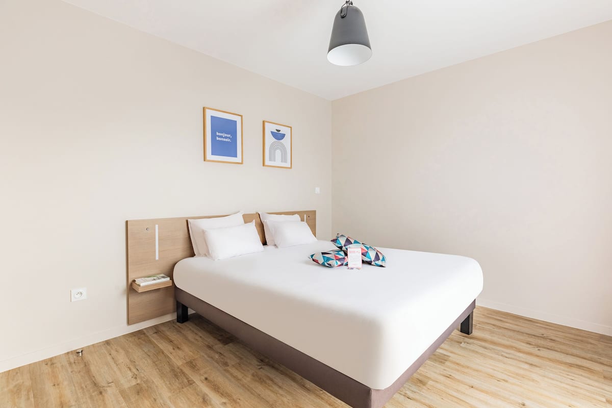 Apartment | Desk, iron/ironing board, free WiFi, bed sheets
