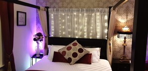 Desk, laptop workspace, free WiFi, bed sheets - The Fox & Hounds (Guisborough)