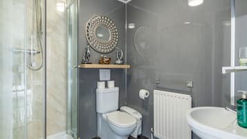 Classic Double Room | Bathroom | Shower, hair dryer, towels, soap