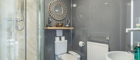 Classic Double Room | Bathroom | Shower, hair dryer, towels, soap