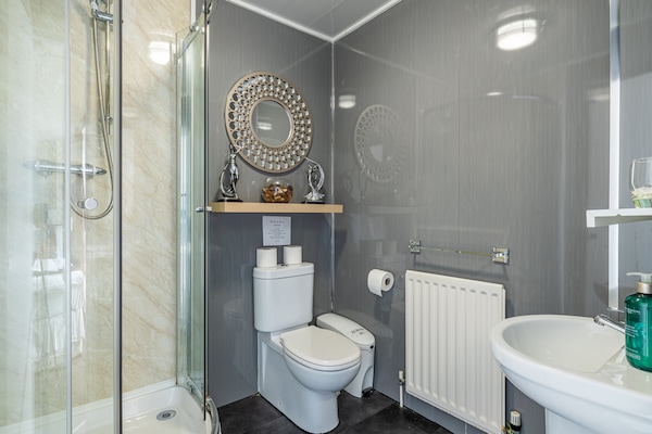 Classic Double Room | Bathroom | Shower, hair dryer, towels, soap