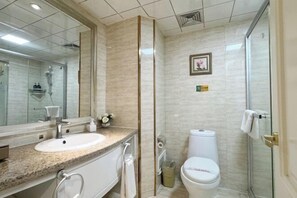 迷你吧、房內夾萬、熨斗/熨衫板、互聯網