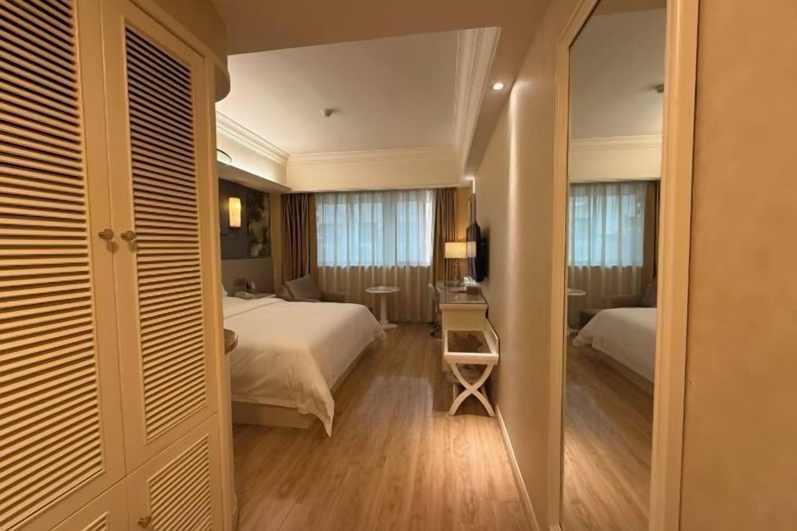 Minibar, in-room safe, iron/ironing board, Internet