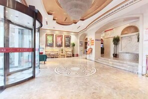 A hotel lobby with a reception desk, a chandelier, and a patterned floor. - Tianshui Jinsha Hotel (Tianshui Station Commercial Street Pedestrian Street Branch) (Tianshui)