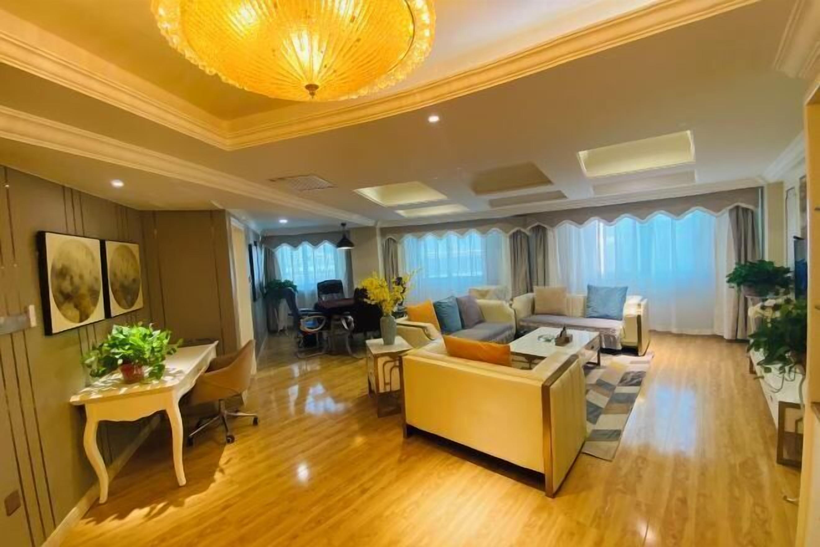 Minibar, in-room safe, iron/ironing board, Internet