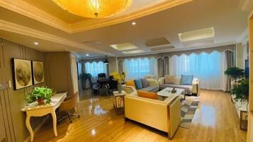 Minibar, in-room safe, iron/ironing board, Internet