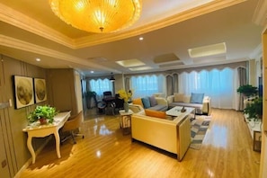 ميني بار وخزنة داخل الغرفة ومكواة/لوح كي وخدمة الإنترنت