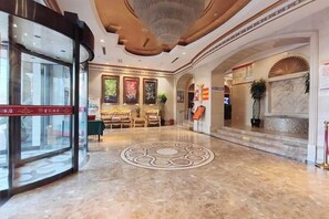 A hotel lobby with a marble floor, a reception desk, and a chandelier. - Tianshui Jinsha Hotel (Tianshui Station Commercial Street Pedestrian Street Branch) (Tianshui)