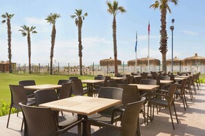 3 bares o lounges, 2 bares junto a la alberca, bar en la playa 