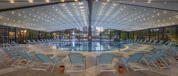 2 albercas al aire libre, sombrillas en la alberca y camastros 