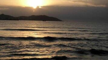 在海灘附近
